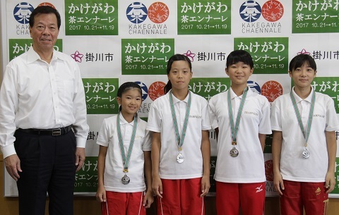 松井市長とメダルを首にかけた選手4人