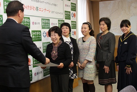 笑顔で松井市長から表彰を受ける松浦さんらの写真
