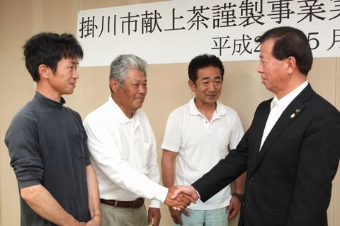 松井市長に決意を語り、固く握手をする指定茶園の園主ら