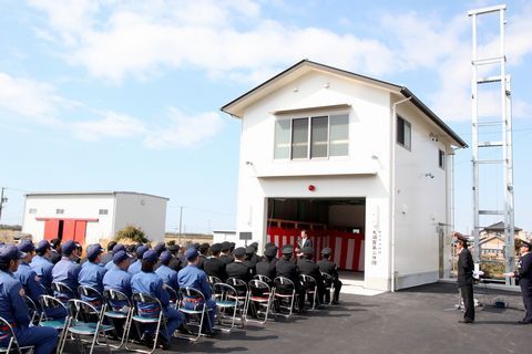 完成した大須賀第二分団消防センターの前で集まる団員たちの写真