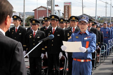 団員たちの前で松井市長に謝辞を述べる鈴木分団長の写真