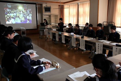 プロジェクターを使って熊本地震発生直後の様子を紹介する嘉島中の生徒の写真