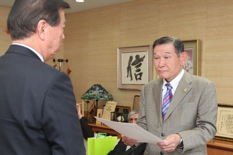 「輝くかけがわ応援大使」の任命書を松井市長（左）から受け取る影山さん