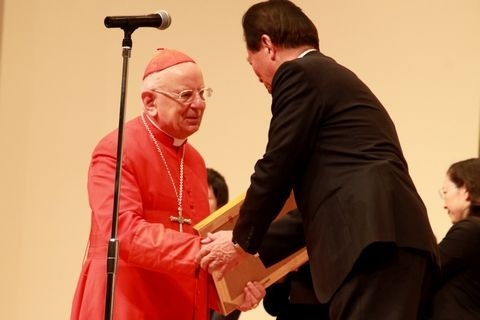 松井市長から任命証を受け取るモンテリーズィ枢機卿の写真