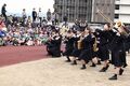 大勢の前でマーチングバンドを披露する掛川東高吹奏楽部のみなさんの写真