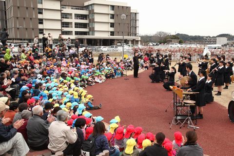 人気アニメの主題歌に大喜びの沢山の園児や観客らの写真