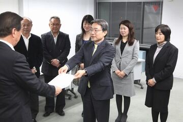 松井市長に中間答申を手渡す南会長らの写真