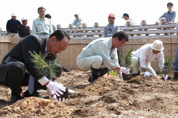 『ヤマハの森』植樹祭で記念植樹をする石岡社長と松井市長、森下高沖之須区長