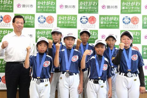 松井市長に関東大会での活躍を誓った選手たちの写真