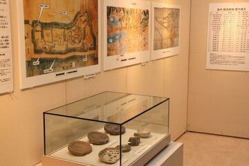 出土品や歴代城主の一覧、関係図書のパネル展示などの写真