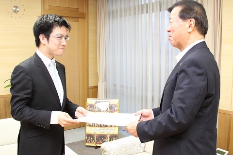 掛川市役所で行われた委嘱式にて、松井市長から委嘱書を受け取る今田さん（男性）