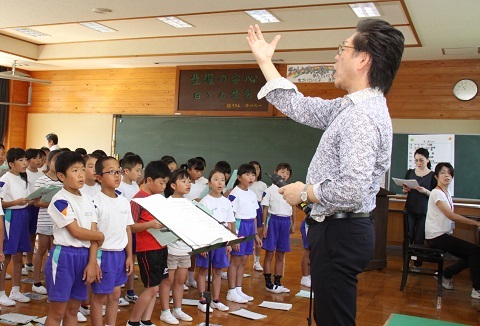 桜木小学校で4年生106人に歌唱の指導をする榛葉さん