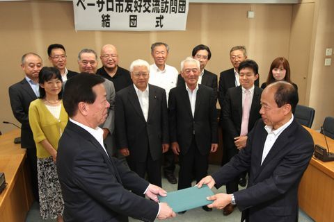 友好交流訪問団の結団式で松井市長からペーザロ市長への親書を託される伊村副市長