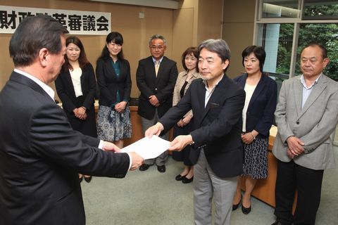 松井市長が委員8人へ委嘱書を交付している様子