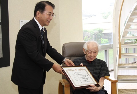 画家 木村鐵雄（てつお）さんが介護老人福祉施設「くにやす苑」で浅井副市長から感謝状を受け取る