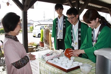 来客に呈茶をする職員