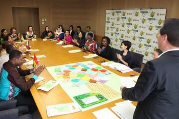 松井市長の話を聞く開発途上7か国の母子保健関係者