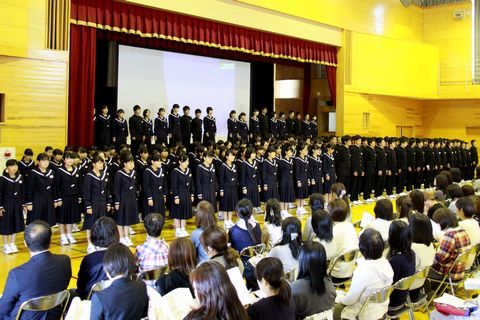 生徒は舞台側に立ち、向かい合って「いじめ追放」を宣言する西中学校の生徒と保護者ら