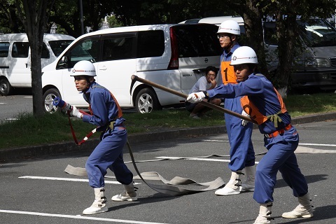 倉真分団の児玉太輝さん・松浦和樹さん・橋本将卓（まさたか）さん・岡田友亮（ゆうすけ）さん・児玉拓郎さんたちが、小型ポンプ操法を披露している様子