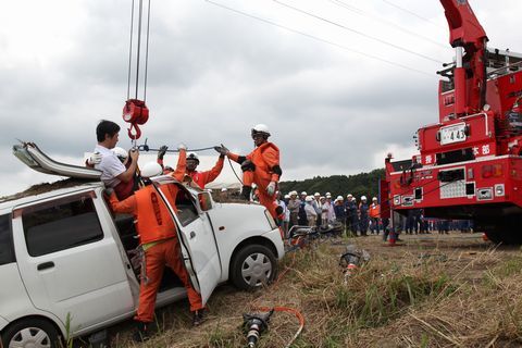 濁流に取り残された車両を想定し救出訓練を披露する中央消防署員