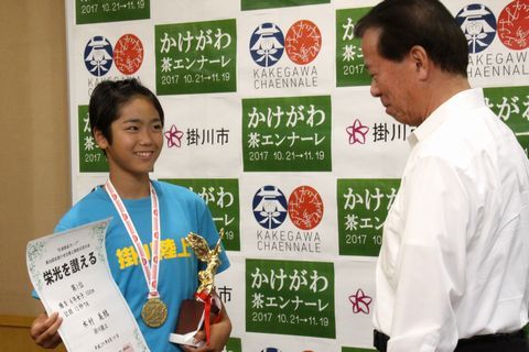 松井市長に笑顔で優勝を報告する木村さんの写真