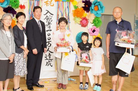 松井市長と山下さん、前後賞の人と一緒に記念写真