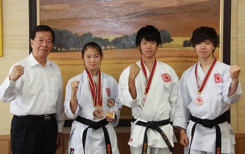 松井市長とメダルをかけてガッツポーズの選手たち