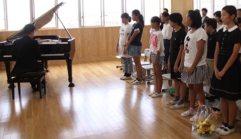 今田篤さんの伴奏に合わせ校歌を並んで歌う子供たち