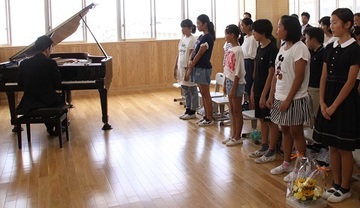 今田篤さんの伴奏に合わせ校歌を並んで歌う子供たち