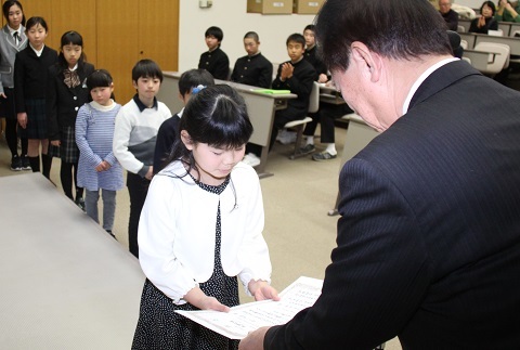 松井市長から表彰を受ける小学生の部の女子入賞者の写真