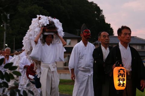 六所神社から中村家へ向かう獅子舞と行列