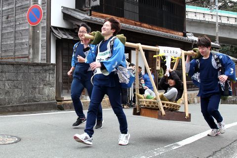 子どもを乗せた駕籠を2人1組で担いで旧東海道を駆け抜ける選手の様子（1枚目とは別のチーム）