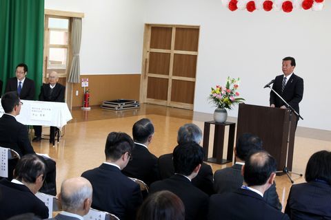 竣工式であいさつをする松井市長と出席した関係者の様子