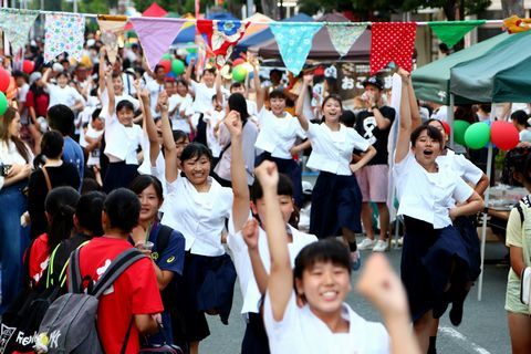 右手をあげフラッシュモブダンスを踊る掛川西高ダンス部