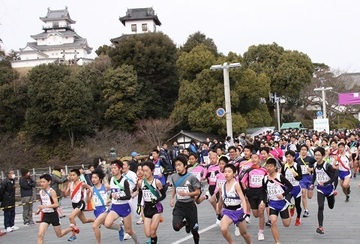 掛川城前を走っている駅伝選手たち