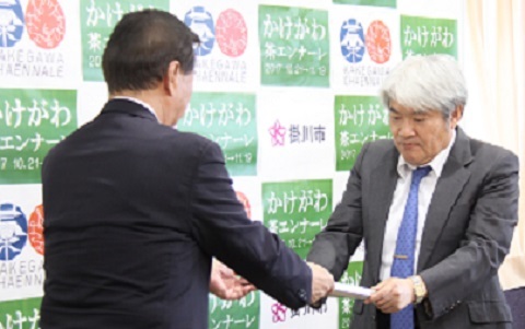 掛川市役所にて、松井市長から認定証を受け取る有海理事長