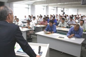スルガ銀行山口危機管理部長の話を熱心にメモする参加者たち