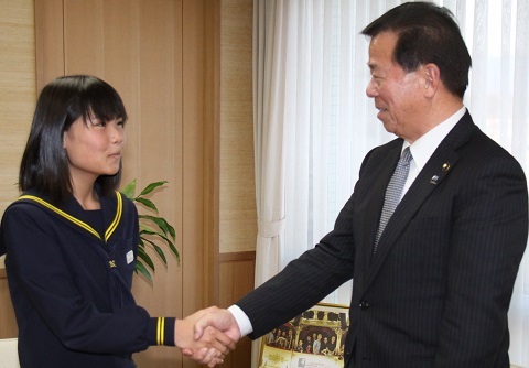 松井市長と握手をしている原田さんの写真