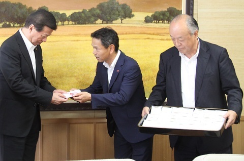 松井市長へ交通事故防止のための反射材付きブレスレットを寄贈する松浦社長