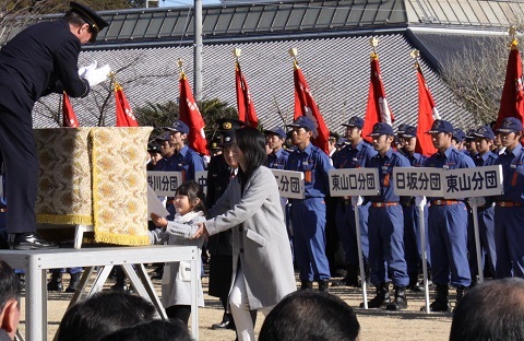 市長から感謝状を受け取る団員家族の様子