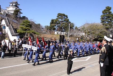 掛川城を背に観閲行進する団員たち