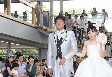 掛川市役所にて、模擬結婚式の様子。市役所職員から祝福を受ける新郎新婦