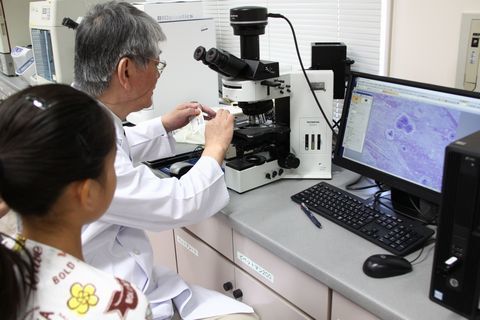 細胞の画像をパソコンで印刷する神山准教授とそれをみている女の子