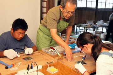 指導を受ける男女二人