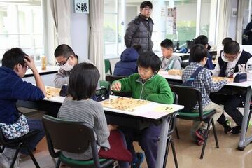 基盤を挟んで攻防を繰り広げている子ども達の様子