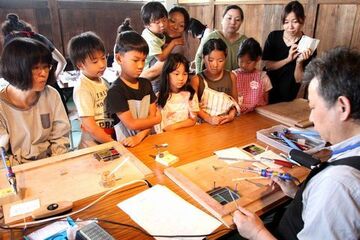 I真剣なまなざしで作業を見る子どもたちの様子