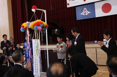 松井市長とくす玉を割って落成を祝う児童代表者らの写真