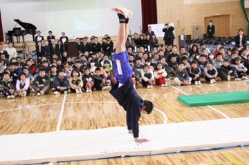 子供たちの前でマット運動を披露する亮祐さんの写真