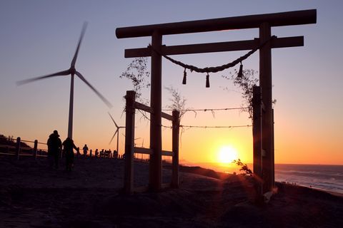 国安海岸に設置された鳥居ごしに顔を出した美しい初日の出の写真