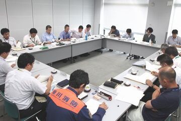 水難事故防止対策の報告や事業計画の発表を行う22人の参加者たち